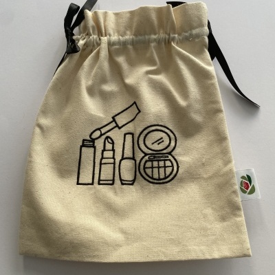 Saco de tecido cru com desenhos de maquilhagem em preto e cordão preto