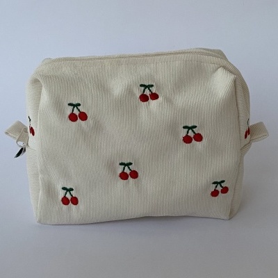 Necessaire creme com cerejas bordadas