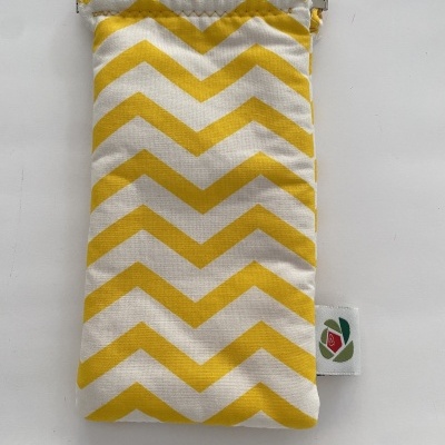 Bolsa de tecido amarela e branca com padrão espinha de peixe