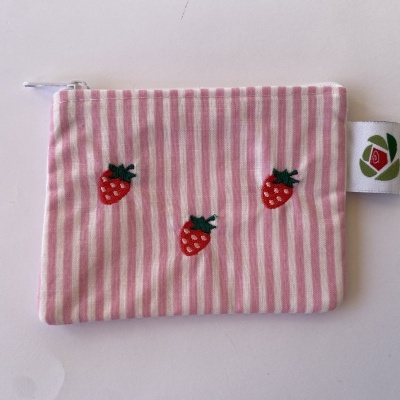 Necessaire pequena rosa às riscas com morangos bordados e etiqueta com flor