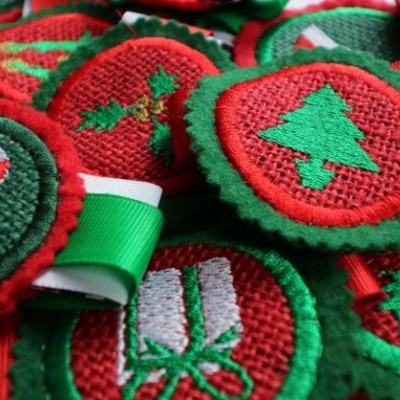 Bordados de Natal em tecido vermelho e verde com temas festivos