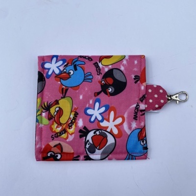 Porta-moedas de tecido com padrão Angry Birds e fecho metálico.