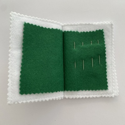 Livro de feltro com agulhas de costura