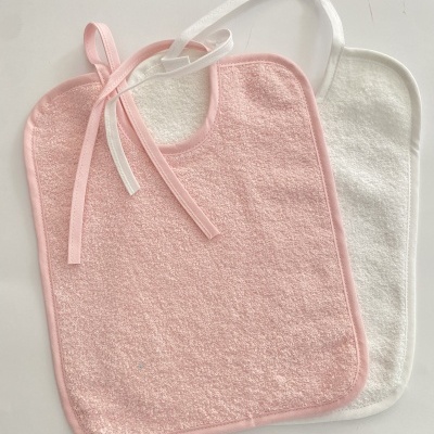 Babete retangular em tecido de rizo rosa e branco com tiras para amarrar