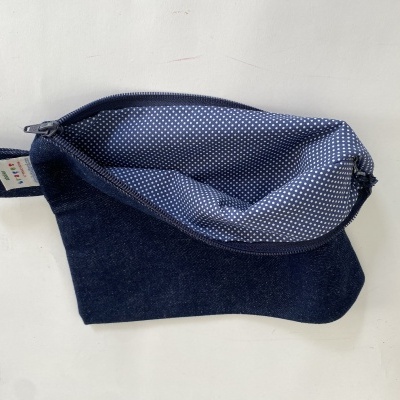 Necessaire azul escuro com interior azul com pontos brancos e fecho de correr