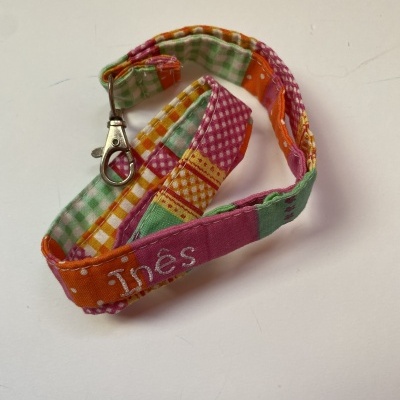 Cordão colorido de tecido com mosquetão e nome bordado