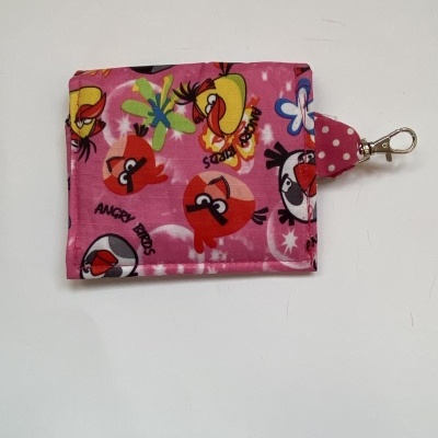 Carteira pequena rosa com personagens Angry Birds e fecho metálico