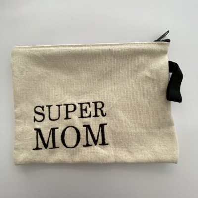 Bolsa bege com texto 'SUPER MOM' em preto