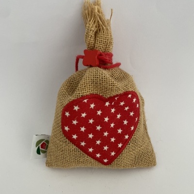 saco pequeno de juta com coração vermelho de estrelas brancas