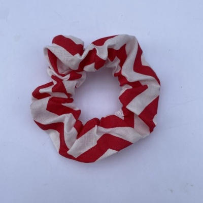 Elástico para cabelo com padrão de listras vermelhas e brancas