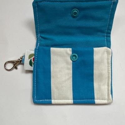 Carteira azul e branca em tecido com fecho de pressão e chaveiro