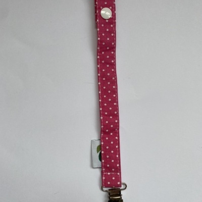 Prendedor de tecido rosa com bolinhas brancas e clipe metálico