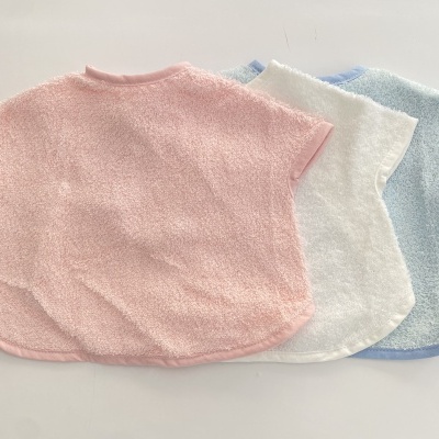 Três roupinhas infantis felpudas em rosa, branco e azul claro