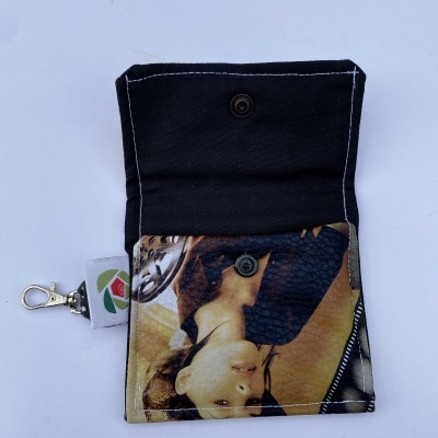 Carteira de tecido com imagem e gancho metálico