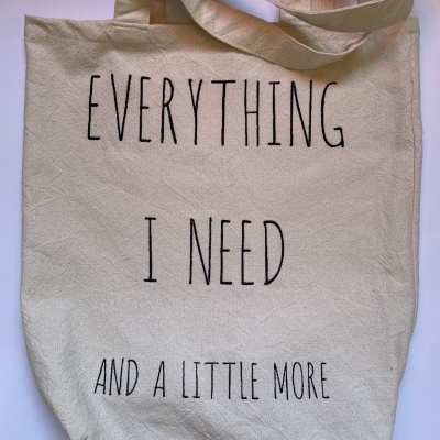 Saco de pano bege com texto impresso a preto