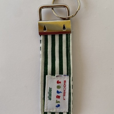 Chaveiro com fita verde e branca e etiqueta colorida atelier traços riscos