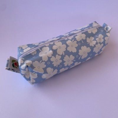 estojo retangular azul com flores brancas e zíper