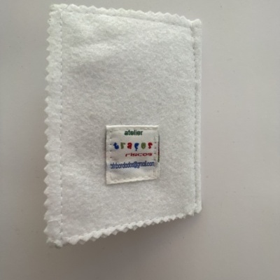 Estojo em feltro branco com etiqueta colorida costurada