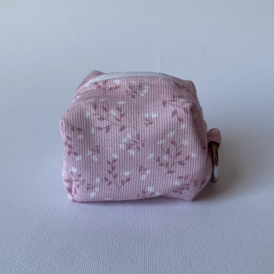 Estojo pequeno rosa com padrão floral e fecho prateado