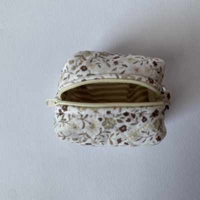 Necessaire pequena acolchoada floral com fecho aberto