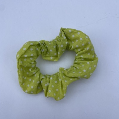 Elástico para cabelo scrunchie amarelo com bolinhas brancas