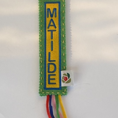 Marcador de livros em feltro verde com o nome MATILDE bordado