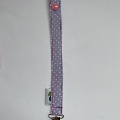 Prendedor de tecido lilás com bolinhas brancas e clip metálico