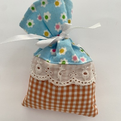 Saco de tecido decorativo azul com flores e xadrez castanho e branco com renda e fita branca