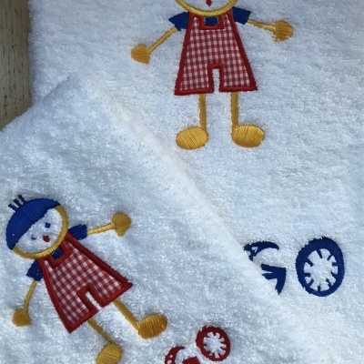 Toalhas de algodão brancas bordadas com bonecos coloridos e letras