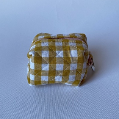 Estojo pequeno acolchoado xadrez amarelo e branco