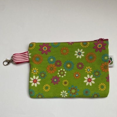 Bolsa pequena em tecido com padrão floral colorido e fecho rosa