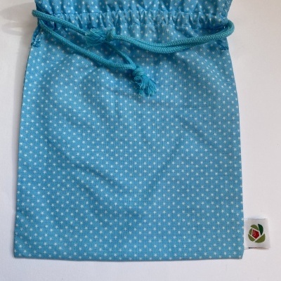 Saco azul com estrelas brancas e cordão de fecho azul