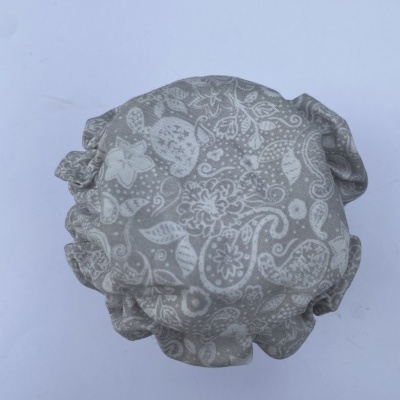 Cobre-fruta cinza com padrão floral branco