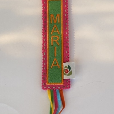 Marcador de livros colorido com nome bordado MARIA e fitas