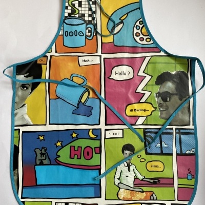 Avental colorido com estampa estilo banda desenhada e balões de fala em inglês.