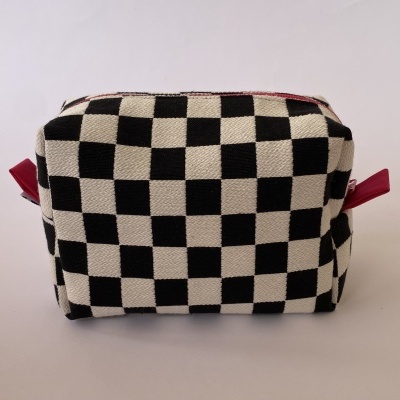 Necessaire com padrão xadrez preto e branco e fecho vermelho