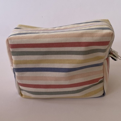 Necessaire riscada em tecido colorido com fecho