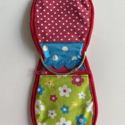 Estojo floral de tecido com fecho de metal e fecho de correr rosa