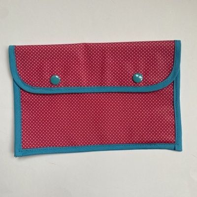 Estojo tecido vermelho com pontos brancos e bordas azuis