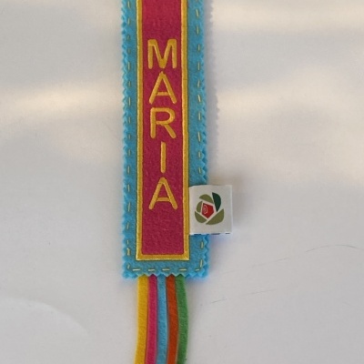 Marcador de livros de feltro azul e rosa com nome bordado MARIA e franjas coloridas