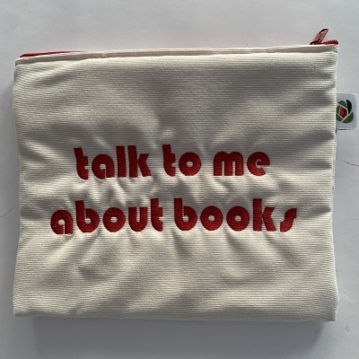 Estojo branco de tecido com texto bordado vermelho e fecho vermelho