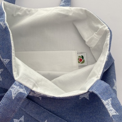 Mala tote azul com estrelas brancas e interior branco