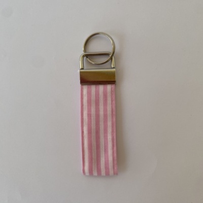 Porta-chaves com faixa em tecido rosa com riscas brancas e argola metálica