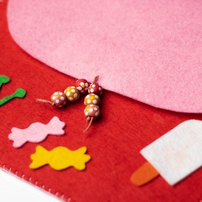 Estojo de feltro vermelho e rosa decorado com feltro verde, amarelo e rosa e pequenas contas coloridas