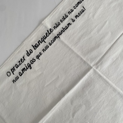 Pano de cozinha branco com texto bordado preto