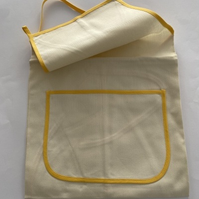 Avental bege com acabamento amarelo e bolso frontal em tecido texturizado