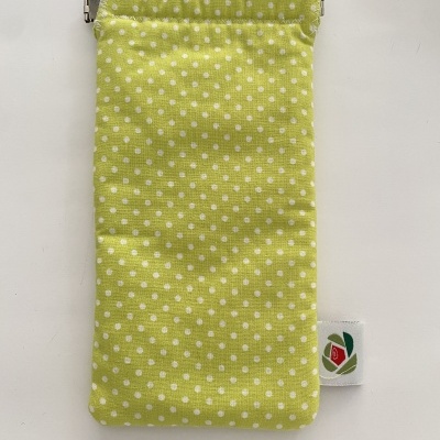 Estojo de tecido amarelo com bolinhas brancas e etiqueta colorida