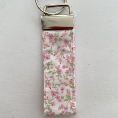 Chaveiro com padrão floral rosa e verde em fundo branco