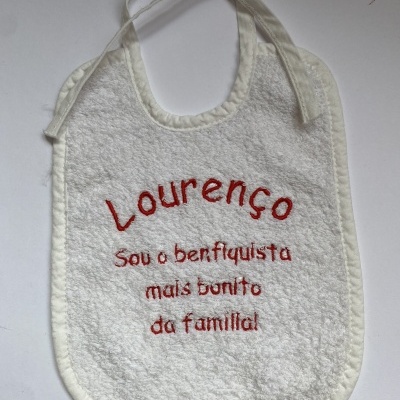 Babete de bebé branco com bordado vermelho e texto personalizado