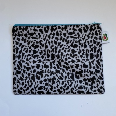 Bolsa com padrão animal preto e cinzento com fecho azul